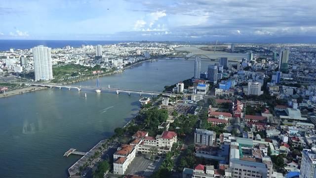 TP Đà Nẵng có sông và biển nhìn từ trên cao - Ảnh: TRƯỜNG TRUNG