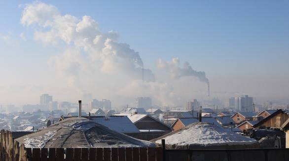 Khói bốc lên từ các nhà máy vào một ngày ô nhiễm ở thủ đô Ulaanbaatar (ảnh chụp ngày 6-2-2018) - Ảnh: REUTERS