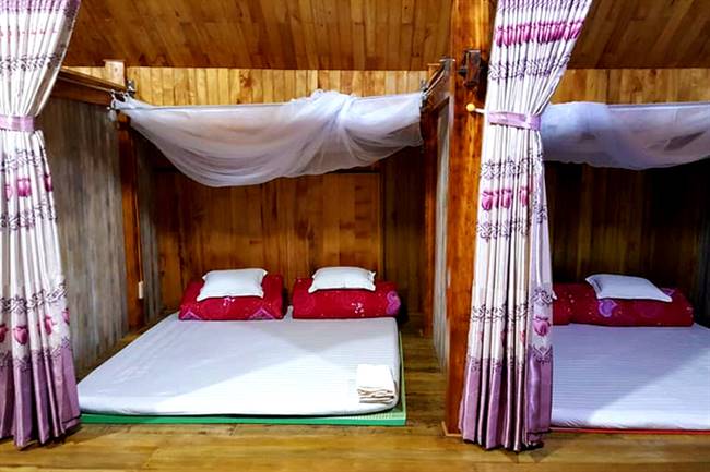 Chỗ ngủ cho khách được thiết kế riêng tư dù là phòng tập thể. Một giường cho 2 người có giá 300.000 đồng một đêm.