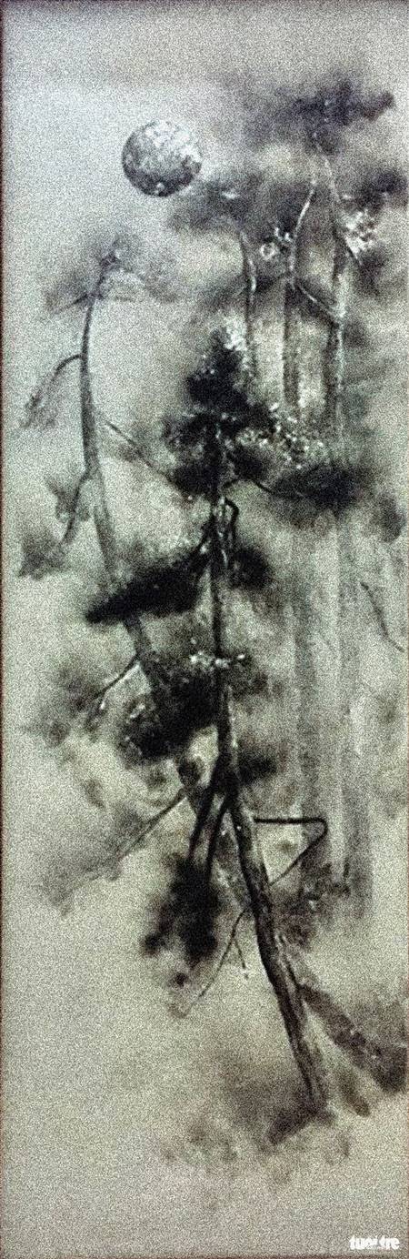 Tác phẩm "Tên" được hoạ sĩ Trung Nghĩa vẽ bằng khói đèn, bạc trên giấy bee bồi canvas (smoke, fire _ explosive) - Ảnh: PBĐ chụp lại