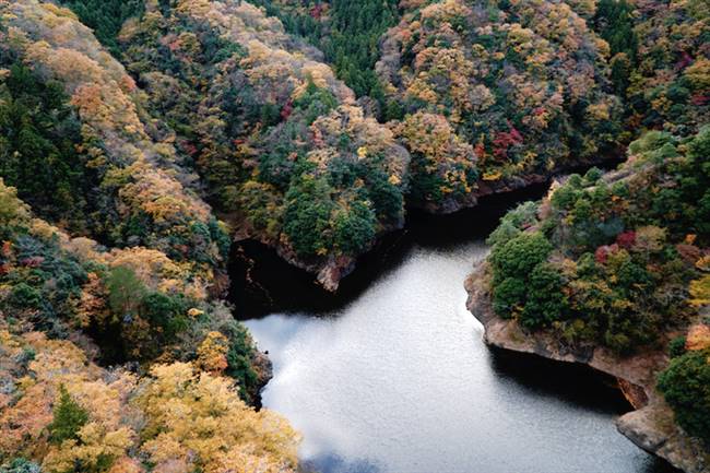 Thung lũng có hình chữ V tuyệt đẹp được tạo nên bởi sự xói mòn của dòng sông Ryujin hiền hòa.