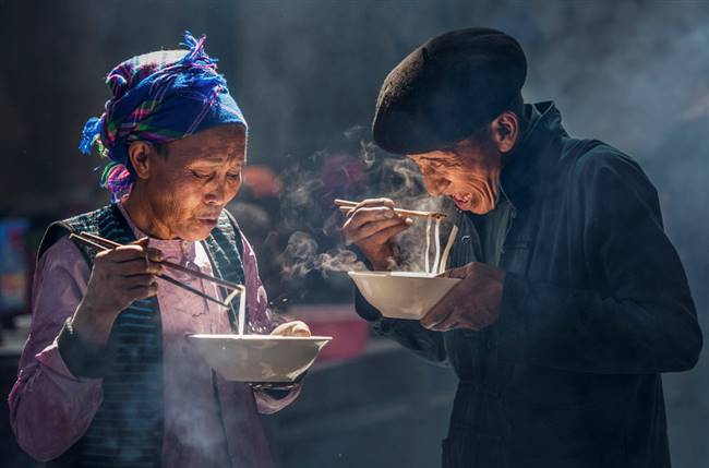 Tác phẩm Bữa sáng ở chợ của Nguyễn Xuân Chính