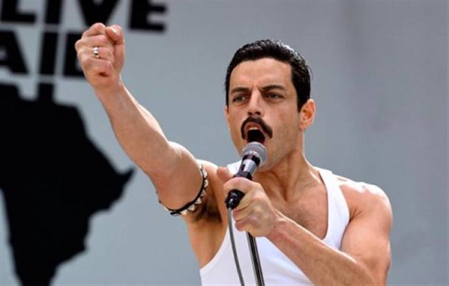 Rami Malek truyền tải được thần thái khi trình diễn của thủ lĩnh nhóm Queen.