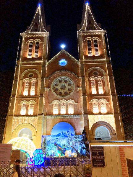 Nhà thờ Đức Bà Sài Gòn, nhìn từ phía trước và sau, ngày và đêm, trong mùa Noel.