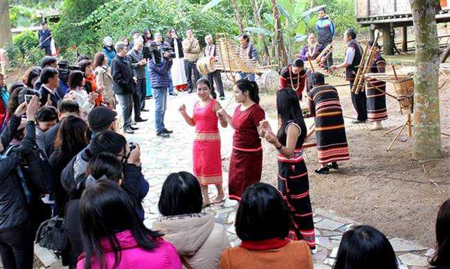Đồng bào dân tộc thiểu số Xơ Đăng (Gia Lai) biểu diễn văn nghệ cho khách tham quan tại Làng văn hóa các dân tộc Việt Nam - Ảnh: THIÊN ĐIỂU