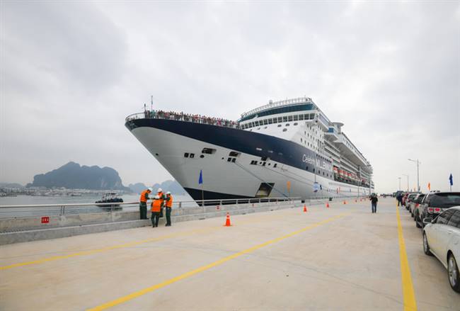 10h30 sáng ngày 19/12, tàu thủy Celebrity Millennium chuyên phục vụ các hải trình châu Á và Nam Thái Bình Dương chở hơn 2.000 hành khách cập cảng tàu du lịch quốc tế Hạ Long, tỉnh Quảng Ninh.