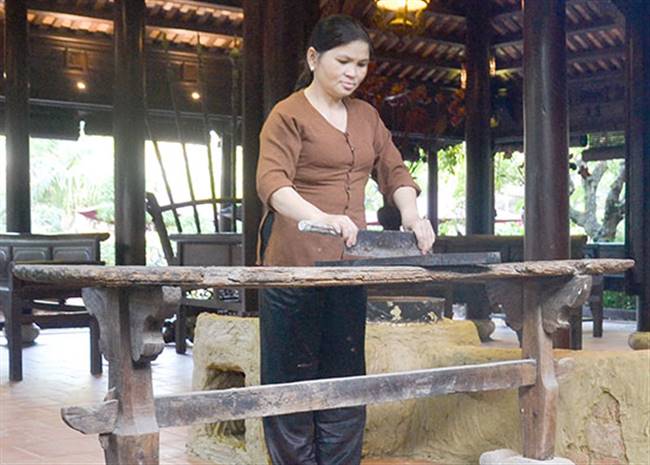 Bàn chấn mì Quảng bằng gỗ mít hơn 300 tuổi.