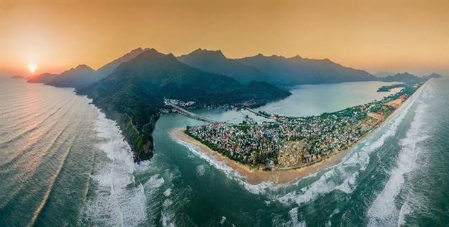 Tác phẩm "Bình minh toàn cảnh Lăng Cô" của tác giả Nông Thanh Toàn đạt giải nhì. Vịnh Lăng Cô là một trong những vùng biển đẹp nhất của tỉnh Thừa Thiên Huế với nhiều khu nghỉ dưỡng.