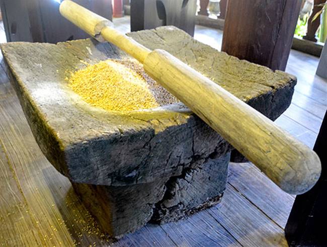Cối và chày giã gạo bằng gỗ hơn 200 năm.