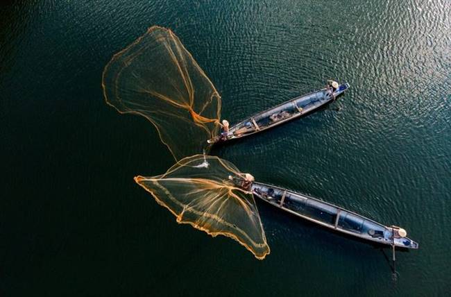Tác phẩm "Vũ điệu quăng chài" của tác giả Lê Quý Trọng đạt giải khuyến khích. Bức ảnh nói về nghề đánh bắt thủy sản trên sông Như Ý.