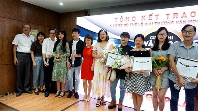 Ông Dương Thành Truyền - trưởng ban tổ chức cuộc thi Văn học tuổi 20, nhà văn - giám khảo Nguyễn Ngọc Tư và 9 tác giả đoạt giải cuộc vận động sáng tác Văn học tuổi 20 lần 6 - Ảnh: ĐỨC TRUNG