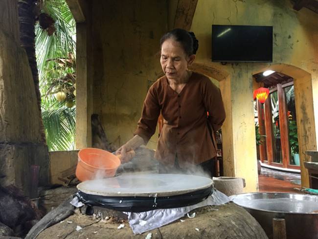 Nghệ nhân nấu mì Quảng nổi tiếng của Quảng Nam thao tác chế biến sợi mì Quảng - Ảnh: B.D