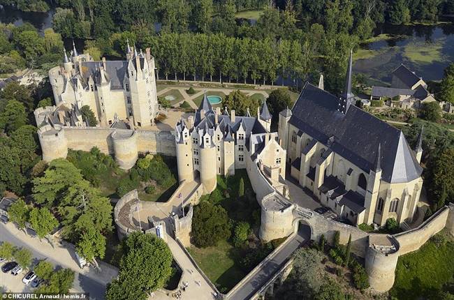 Tháng 1: Lâu đài Montreuil-Bellay là nơi có tầm nhìn tuyệt vời nhìn ra thung lũngThouet ở Maine-et-Loire, phía nam Saumur.