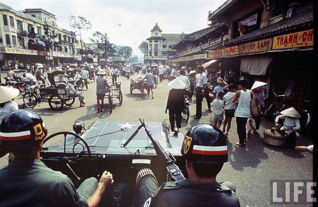 Phía trước chợ Bình Tây năm 1968, ảnh chụp từ trên một chiếc xe của quân cảnh Sài Gòn. Ảnh: Life.