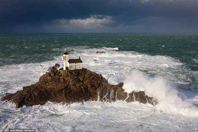 Tháng 11: Khung cảnh ngoạn mục tại ngọn hải đăng Tevennec, nằm trên một ngọn núi đá giữa bờ biển phía tây xa xôi của Brittany và Ile de Sein.