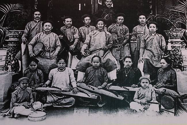 Năm 1915, Ban nhạc Đờn ca tài tử Nguyễn Tống Triều (Tư Triều) ở Mỹ Tho với nhiều danh cầm, danh ca trình diễn tại nhà hát Cửu Long Giang bên cạnh chợ Sài Gòn. Sự kiện này đánh dấu lần đầu nhạc tài tử lên sân khấu chuyên nghiệp.