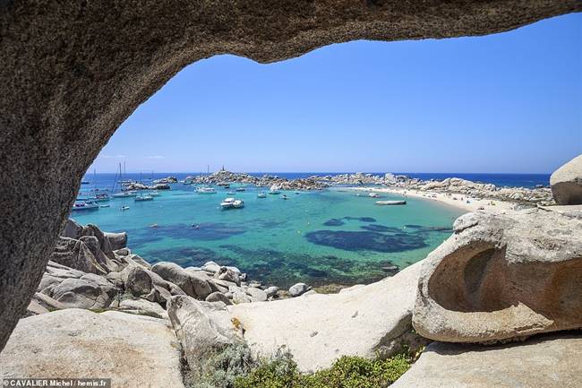 Tháng 2: Bãi biển Cala di Achiarinu trong khu bảo tồn thiên nhiên quần đảo Lavezzi ngoài khơi phía nam của Corsica là nơi có vùng nước trong xanh màu ngọc bích tuyệt đẹp.