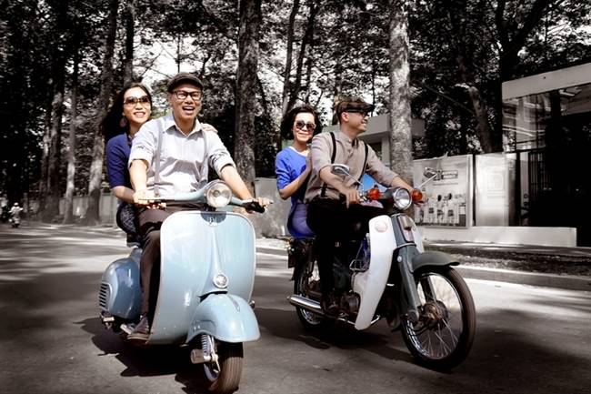Các người mẫu tái hiện hình ảnh cô gái Sài Gòn thời thập niên 1970 với áo dài cổ thuyền, chít eo. 