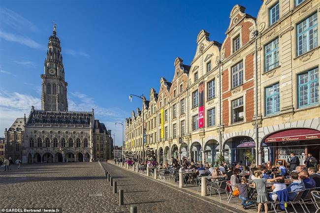 Tháng 3: Tháp chuông nổi tiếng ở tòa thị chính ở Arras, Pas-de-Calais là một trongnhững di sản thế giới được Unesco công nhận.