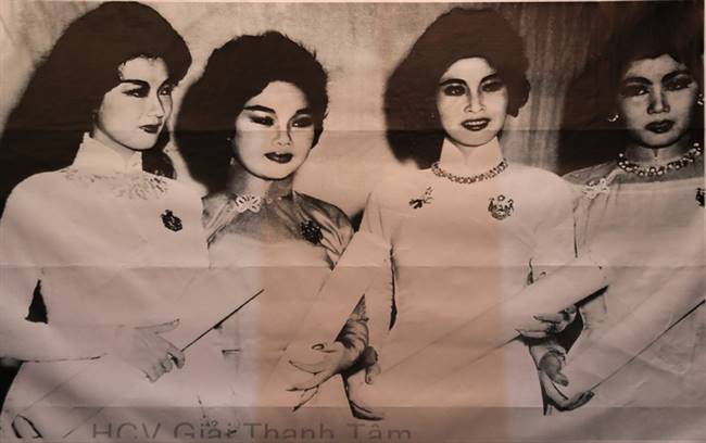 Các nghệ sĩ cải lương nhận giải Thanh Tâm (Giải thưởng cao quý cho các nghệ sĩ xuất sắc) vào năm 1960.