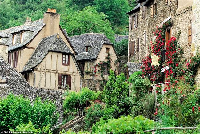 Tháng 4: Ngôi làng Conques lộng lẫy ở Aveyron, miền Nam nước Pháp trong nhiều thế kỷ là một điểm dừng chân trên con đường hành hương đến Santiago de Compostela, Tây Ban Nha.