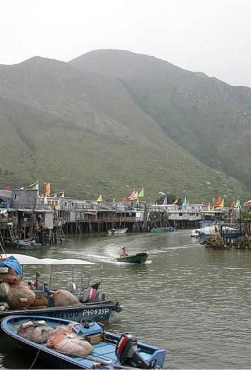 Những ngôi nhà sàn nằm sát biển, hoạt động đánh bắt cá nhộn nhịp, các món ngon từ hải sản là điểm thu hút du khách khi đến Tai O .Ảnh: Pinterest