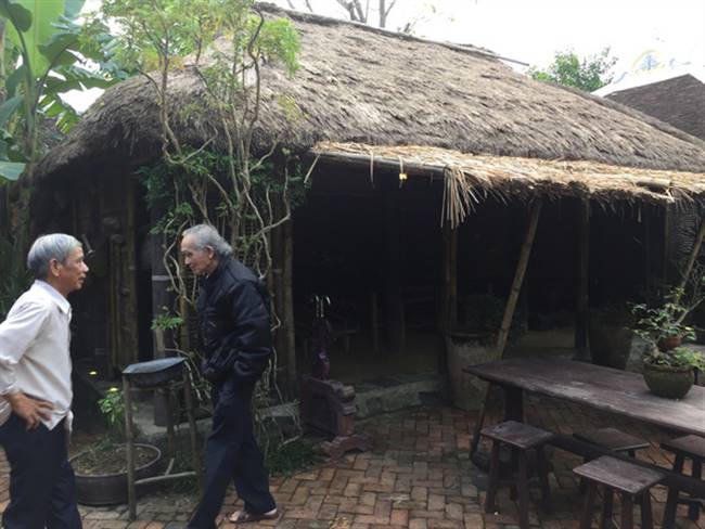Một mái nhà đặc trưng vùng nông thôn Quảng Nam được ông Vĩnh đưa về trưng bày tại Khuôn viên Vinahouse tại thị xã Điện Bàn, Quảng Nam - Ảnh: B.D