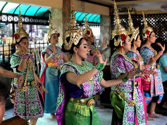 Các điệu nhảy và múa đều là các điệu truyền thống Thái, tùy nhóm múa và vũ điệu sẽ khác nhau một chút. Chủ yếu là điệu "Ram Thai" múa trên nền nhạc thờ cúng hoặc những bài hát cầu nguyện với trời, Phật, thánh thần.