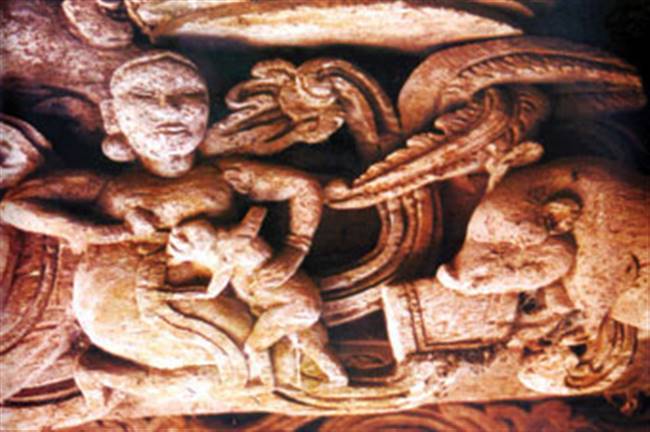 Vừa cho con bú, vừa cho heo ăn - chạm nổi trên "cốn" gỗ - Tam quan chùa Cự Trữ (Nam Định) TK17. Ảnh: Nguyễn Hải Phong (Viện Mỹ thuật)