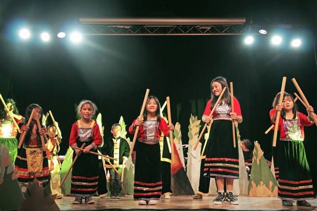 Tiết mục Nhạc kịch “Làng của người Khơ Mú” thể hiện bởi hơn 50 trẻ em và người lớn quốc tịch Việt và Pháp