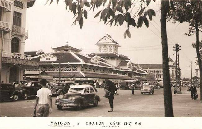 Chợ Bình Tây trong tấm bưu thiếp thập niên 1960. Nhà thuốc Chợ Lớn Mới ở bên trái. Ảnh tư liệu.