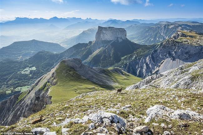 Tháng 8: Nếu thích du lịch mạo hiểm, hãy ghé thăm dãy núi đá Mont Aiguille ở Isere này.