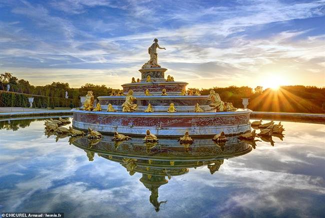Tháng 9: Cung điện Versailles là nơi có đài phun nước dát vàng Latona tuyệt đẹp.