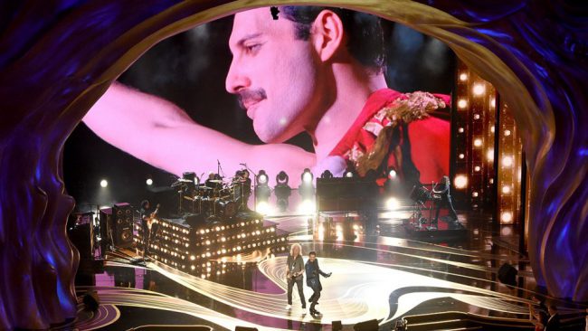 Adam Lambert và Queen biểu diễn trên sân khấu Oscar 2019 với màn hình chiếu hình Freddie Mercury, thủ lĩnh quá cố của Queen - Ảnh: Getty
