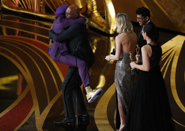 Đạo diễn Spike Lee vui mừng ôm lấy diễn viên Samuel L. Kackson trên sân khấu - Ảnh: Reuters