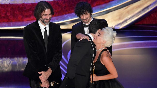 Lady Gaga xúc động khi nhận giải Oscar đầu tiên trong sự nghiệp của mình - Ảnh: Rex/Shutterstock