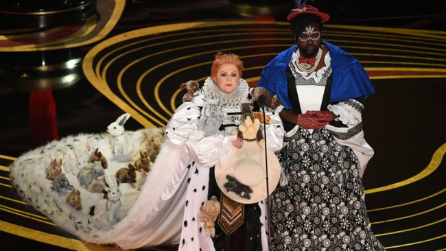 Melissa McCarthy và Brian Tyree Henry "chơi trội" tại Oscar 2019 - Ảnh: Getty