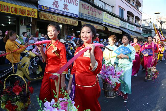 Chiều 19/2 (rằm tháng Giêng), hàng ngàn người dân đổ về khu vực Chợ Lớn (quận 5, TP.HCM), để tham gia lễ hội Tết Nguyên tiêu của cộng đồng người Hoa.