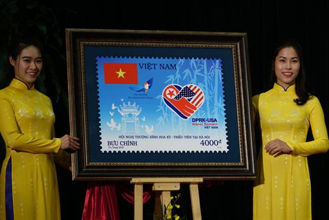 Bộ tem đặc biệt chào mừng Hội nghị thượng đinh Mỹ - Triều - Ảnh: NAM TRẦN