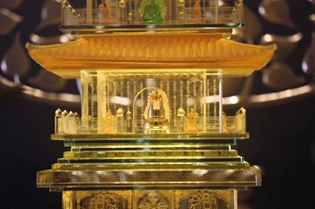 Ngọc Xá lợi Phật được cất giữ trong tháp đồng nhỏ, đặt trang trọng trong tháp pha lê lưu ly 7 tầng, tỏa sáng lung linh giữa không gian trang nghiêm mà lộng lẫy trong lòng Đại Tượng Phật A Di Đà ở độ cao 3.000m. Hội xuân "Mở cổng trời Fansipan" kéo dài đến 3/2 Âm lịch.