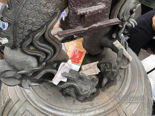 Tiền lẻ được đặt nhiều tại các góc chùa Đồng