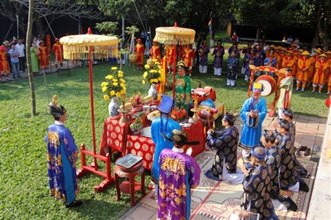 Lễ hạ nêu được tổ chức theo nghi thức của triều Nguyễn xưa. Ảnh: Võ Thạnh