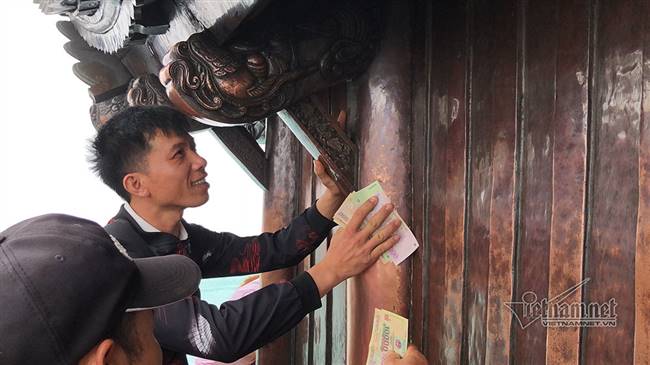 Chà tiền vào cột chùa Đồng