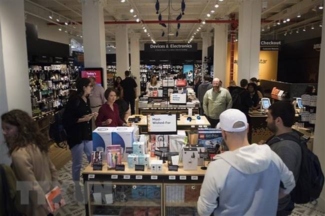 Khách hàng mua sắm tại cửa hàng bán lẻ 4 sao đầu tiên của Amazon ở Manhattan, New York, Mỹ ngày 27/9/2018.(Ảnh: AFP/TTXVN)