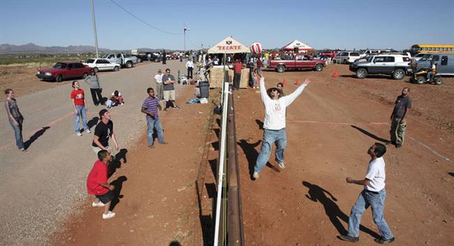Cư dân của bang Arizona, Mỹ (trái) và bang Sonora, Mexico (phải) chơi bóng chuyền trong lễ hội Fiesta Binacional với tấm lưới chính là hàng rào biên giới. Đây là sự kiện tổ chức thường niên tại khu vực với các hoạt động hội chợ, picnic và thể thao diễn ra ở cả hai bên biên giới. Ảnh: Jeff Topping/Reuters.