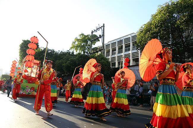 Hàng trăm diễn viên tham gia diễu hành, tái hiện văn hóa của cộng đồng người Hoa ở khu vực Chợ Lớn trong ngày Tết Nguyên tiêu.