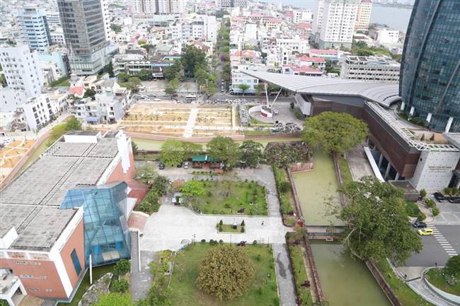 Thành Điện Hải đang được mở rộng không gian tứ diện. Phía xa là khu đất làm vườn dạo, suýt trở thành Trung tâm lưu trữ hay bãi đậu xe.