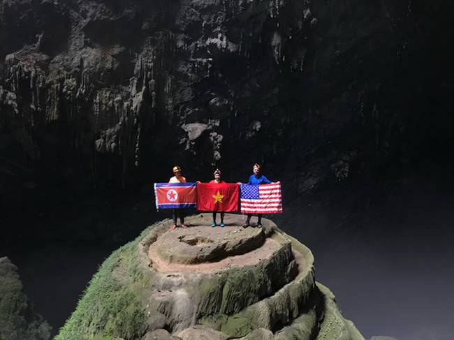 Quốc kỳ ba nước Mỹ - Việt Nam - Triều Tiên trong hang Sơn Đoòng - Ảnh do Công ty TNHH Oxalis cung cấp