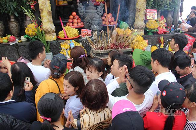 Hàng vạn người kéo về Yên Tử lễ chùa đầu năm