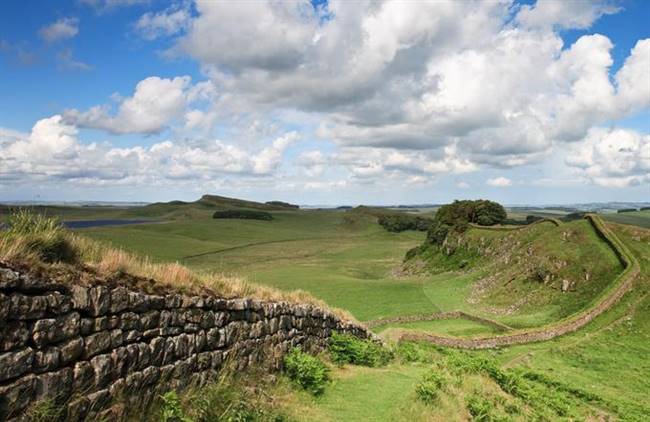 Phần còn lại của bức tường Hadrian, còn được biết đến với tên gọi Bức tường La Mã, chạy qua vùng Northumberland, Anh. Nơi này từng là pháo đài phòng thủ của đế chế La Mã, được xây dựng vào thế kỷ thứ nhất. Bức tường Hadrian là một trong những địa điểm cổ đại thu hút rất nhiều khách du lịch ở Anh và được UNESCO công nhận là Di sản Thế giới vào năm 1987. Ảnh: Jarrahotel.